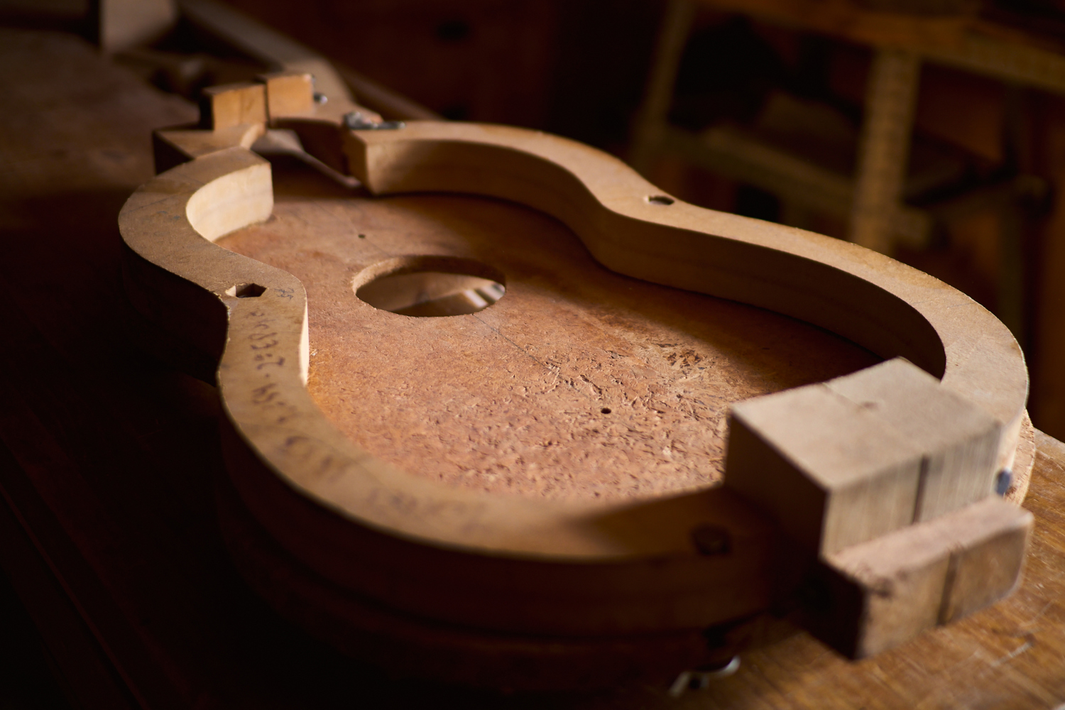 Con más de 60 años de experiencia, en Guitarrería Bellido creamos guitarras profesionales a mano, combinando tradición, calidad y pasión. Descubre nuestras guitarras artesanales únicas.