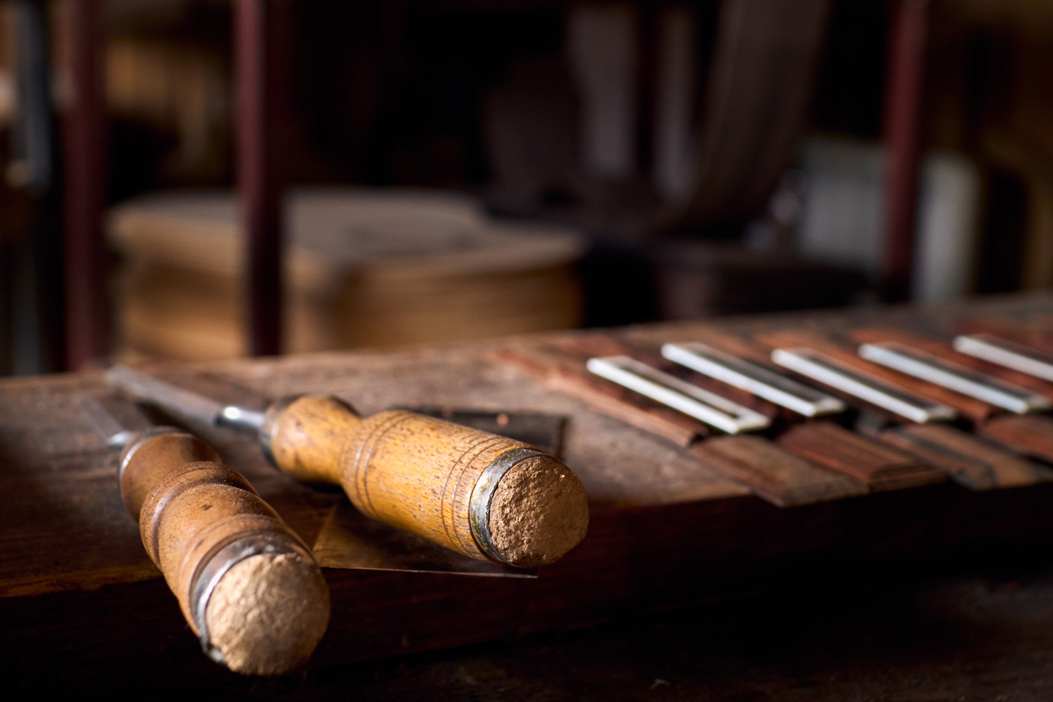 Con más de 60 años de experiencia, en Guitarrería Bellido creamos guitarras profesionales a mano, combinando tradición, calidad y pasión. Descubre nuestras guitarras artesanales únicas.