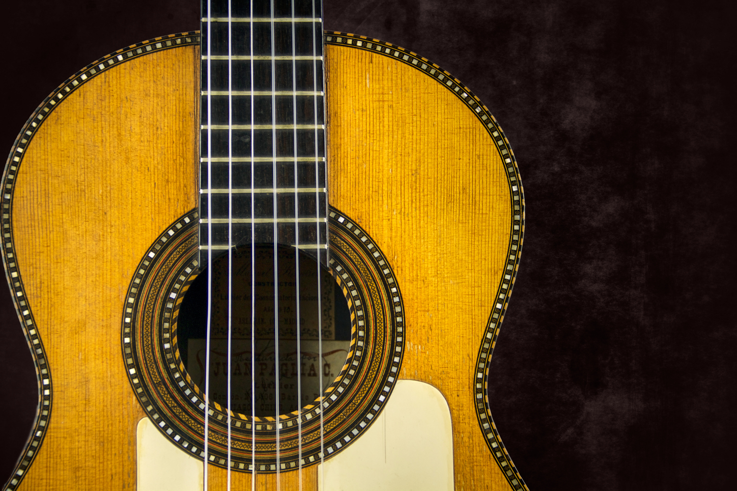 Con más de 60 años de experiencia, en Guitarrería Bellido creamos guitarras profesionales a mano, combinando tradición, calidad y pasión. Descubre nuestras guitarras artesanales únicas.